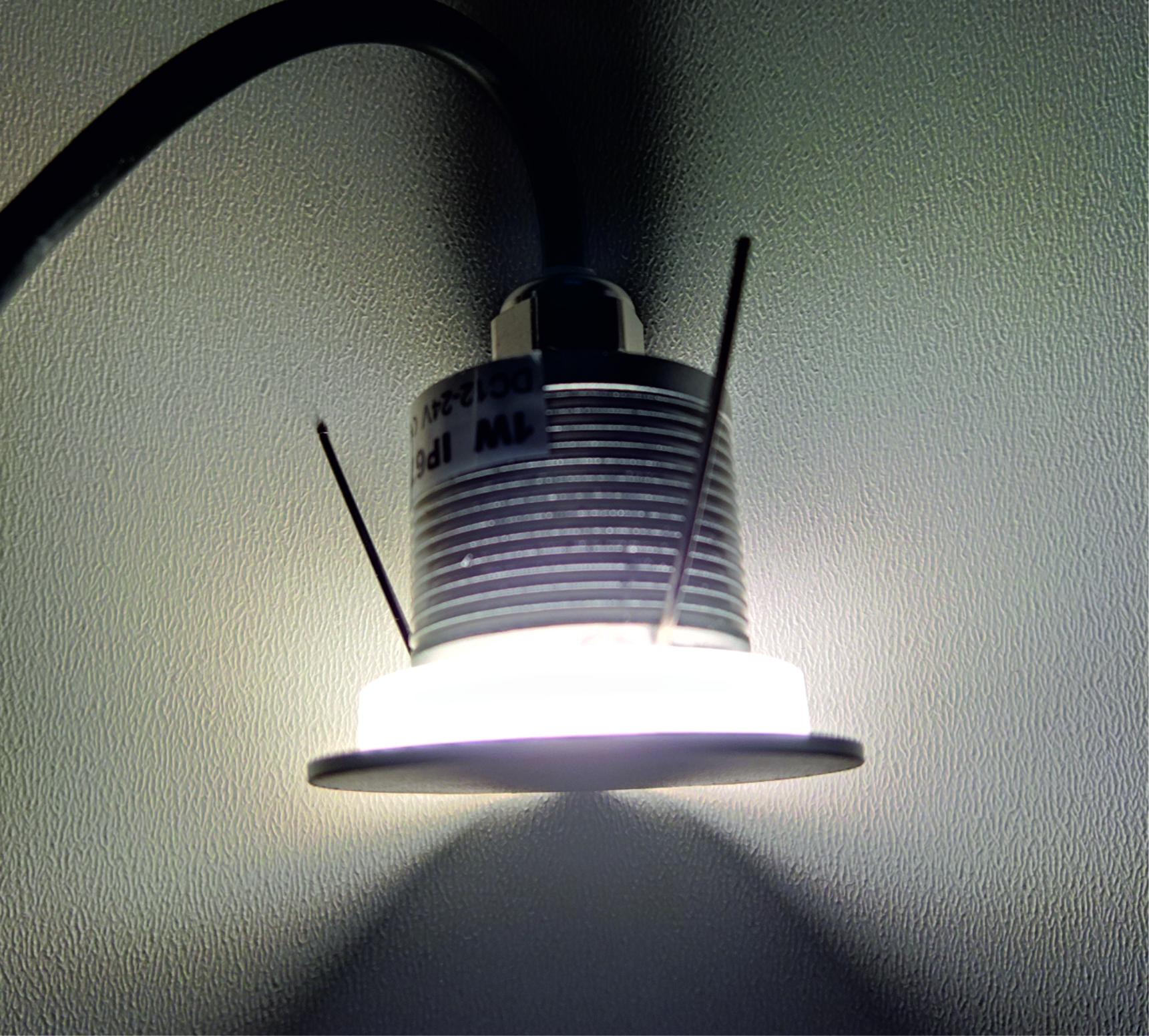 mini LED OBLIQUE svietidlo 1W, strieborné, teplá biela – Obrázok 2